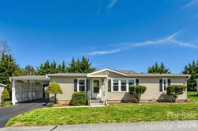 222 Cranbrook Circle, Hendersonville, NC 28792