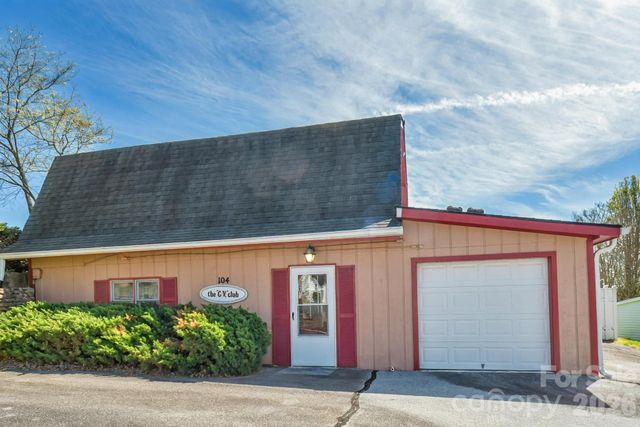 222 Cranbrook Circle, Hendersonville, NC 28792