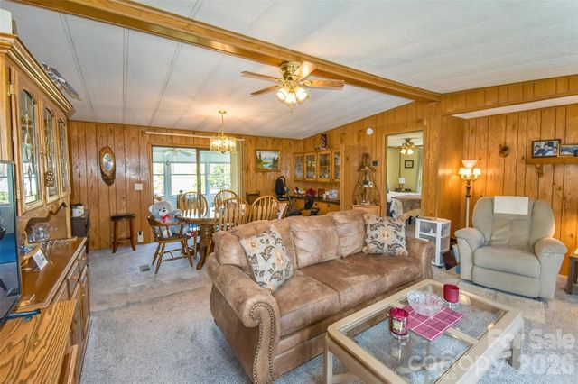 222 Cranbrook Circle, Hendersonville, NC 28792