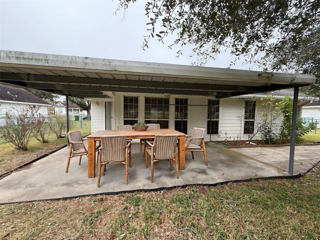 504 E West Street, El Campo, TX 77437