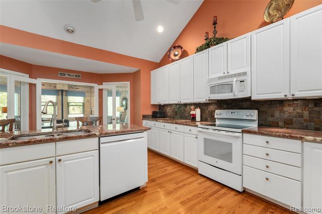 970 Moldovia Drive, White Lake, MI 48386