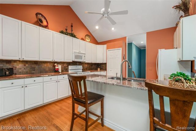 970 Moldovia Drive, White Lake, MI 48386