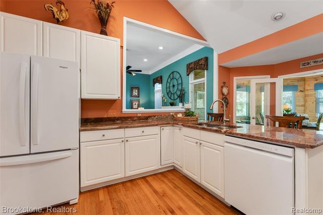 970 Moldovia Drive, White Lake, MI 48386
