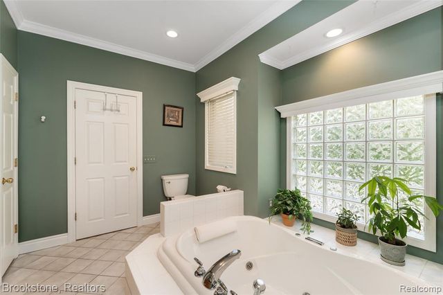 970 Moldovia Drive, White Lake, MI 48386