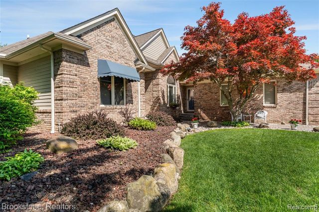 970 Moldovia Drive, White Lake, MI 48386