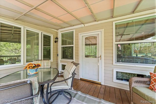970 Moldovia Drive, White Lake, MI 48386