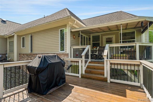 970 Moldovia Drive, White Lake, MI 48386