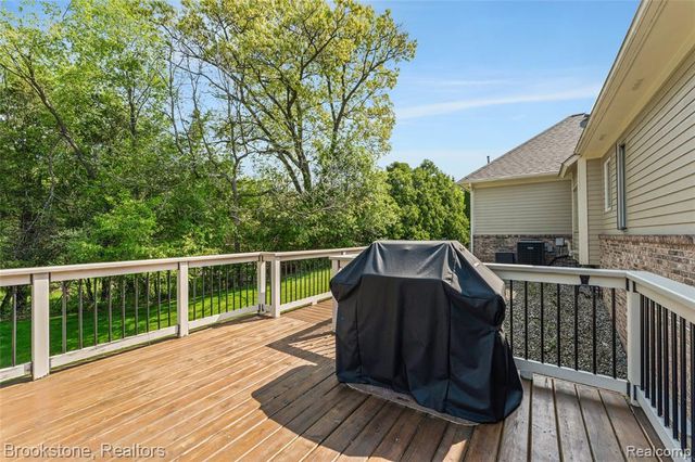 970 Moldovia Drive, White Lake, MI 48386