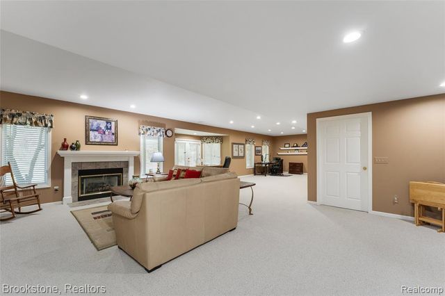 970 Moldovia Drive, White Lake, MI 48386