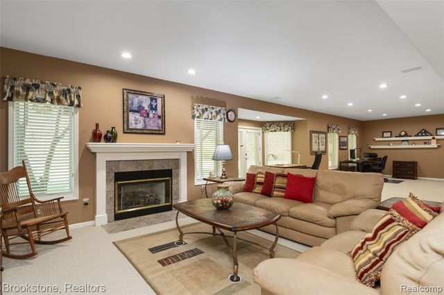 970 Moldovia Drive, White Lake, MI 48386