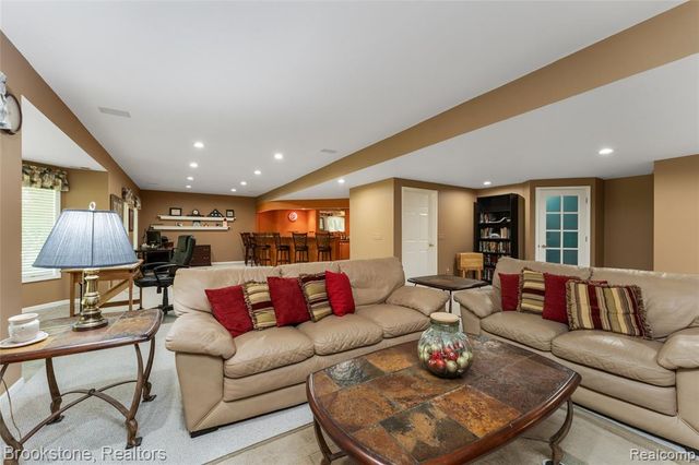 970 Moldovia Drive, White Lake, MI 48386
