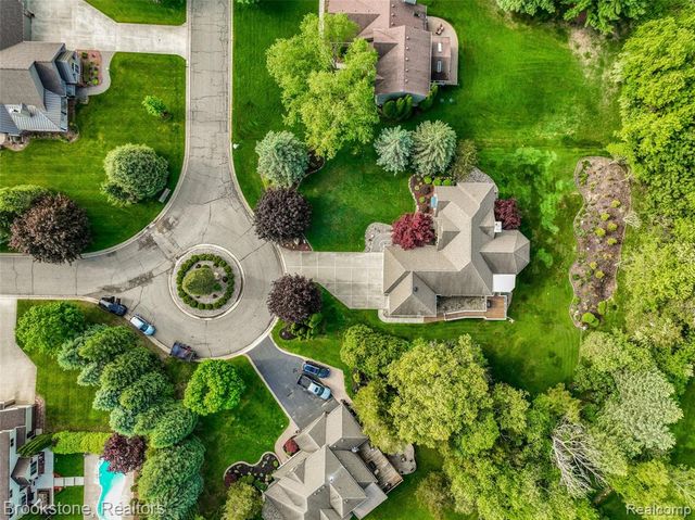 970 Moldovia Drive, White Lake, MI 48386