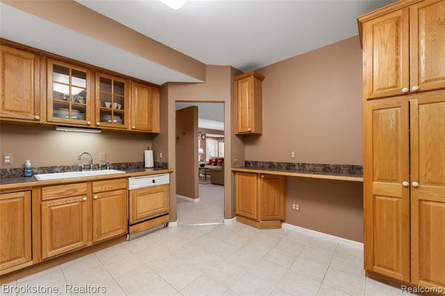 970 Moldovia Drive, White Lake, MI 48386