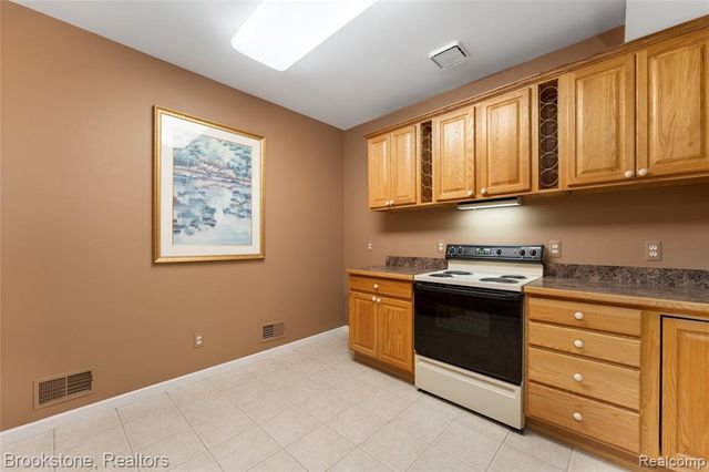 970 Moldovia Drive, White Lake, MI 48386
