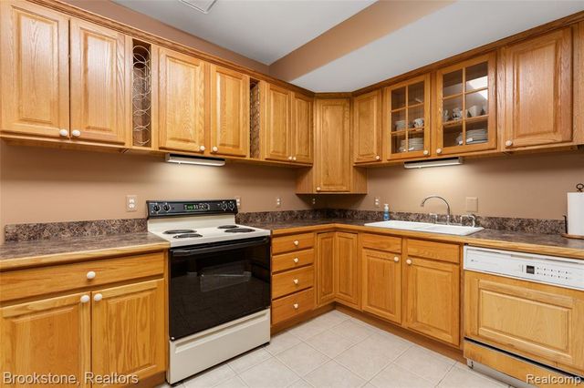 970 Moldovia Drive, White Lake, MI 48386