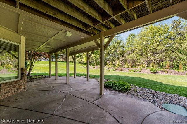 970 Moldovia Drive, White Lake, MI 48386