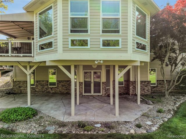 970 Moldovia Drive, White Lake, MI 48386