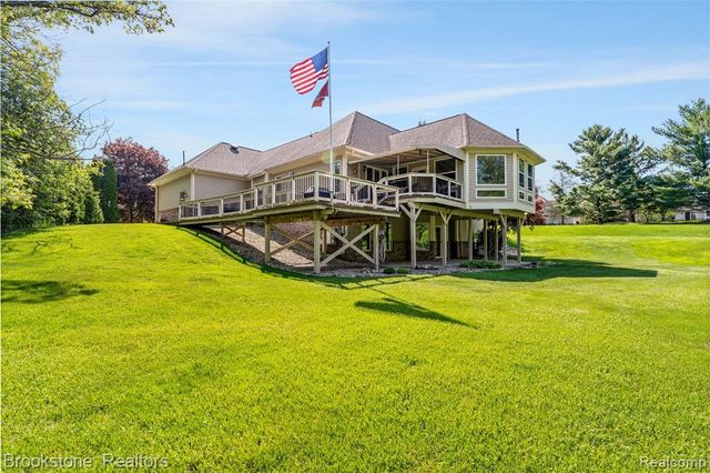 970 Moldovia Drive, White Lake, MI 48386