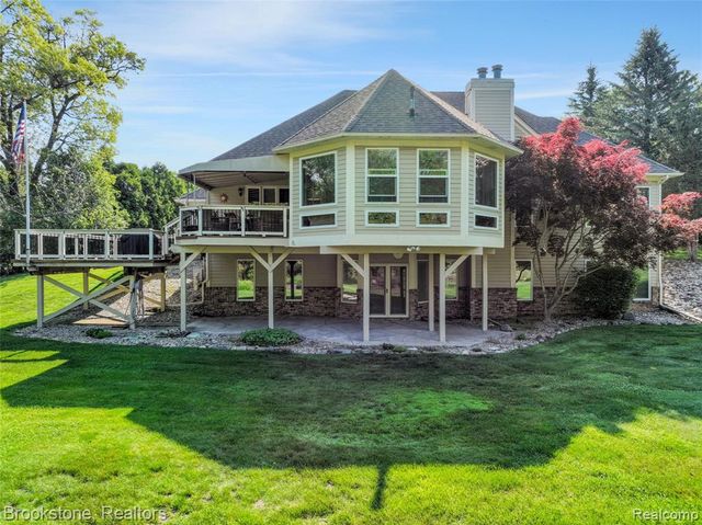 970 Moldovia Drive, White Lake, MI 48386