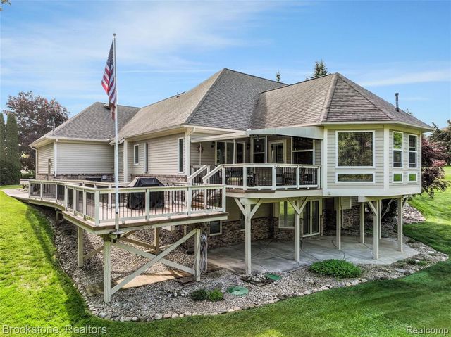 970 Moldovia Drive, White Lake, MI 48386