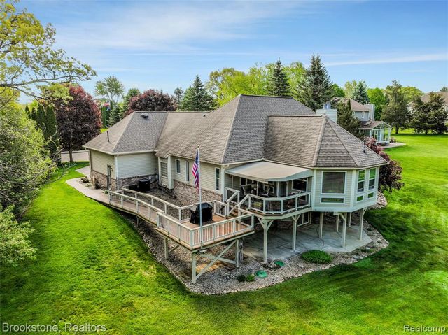 970 Moldovia Drive, White Lake, MI 48386