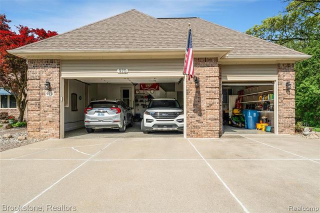 970 Moldovia Drive, White Lake, MI 48386
