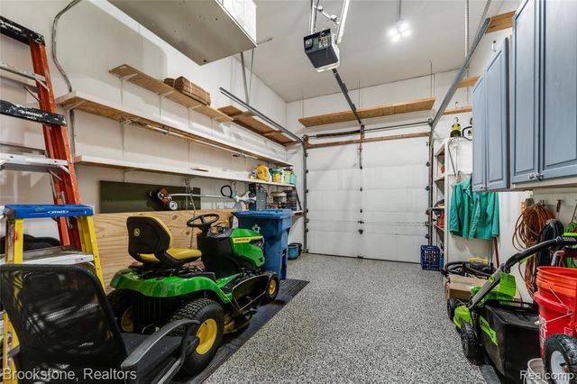 970 Moldovia Drive, White Lake, MI 48386
