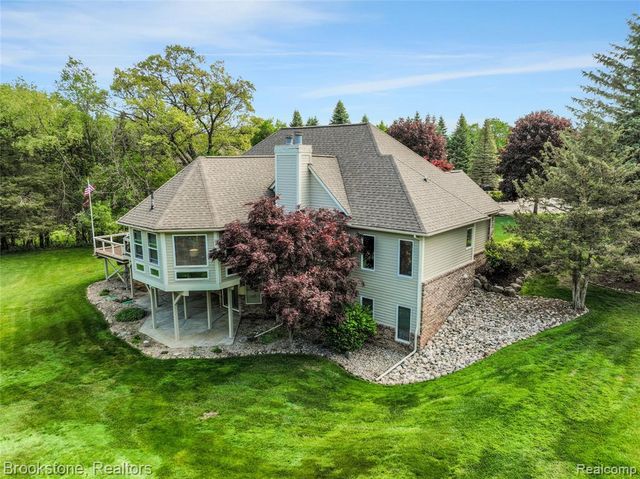 970 Moldovia Drive, White Lake, MI 48386
