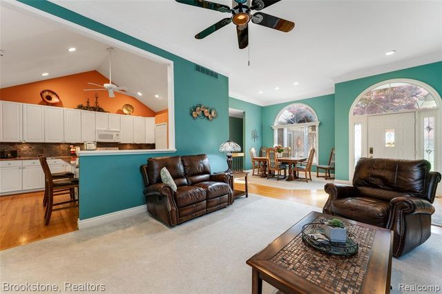 970 Moldovia Drive, White Lake, MI 48386