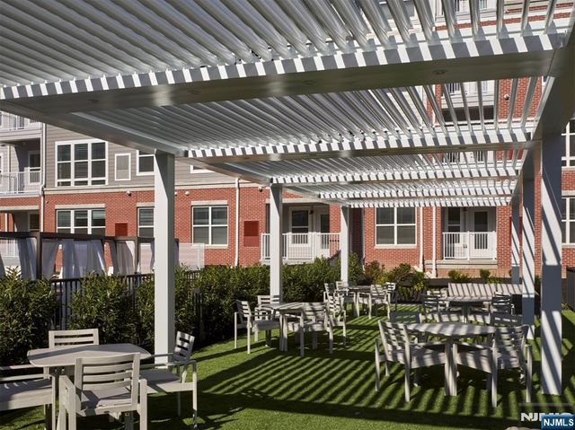100 Eisenhower Parkway B1, Livingston, NJ 07039