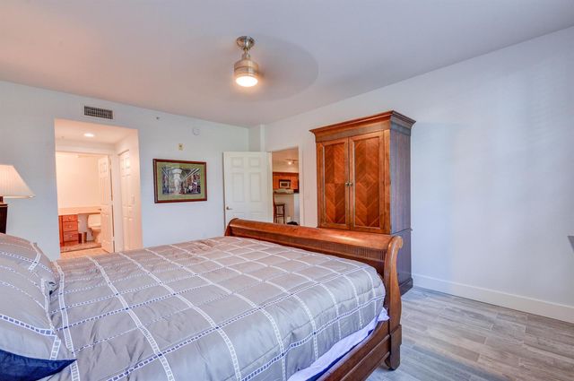 11770 St Andrews Place 105, Wellington, FL 33414