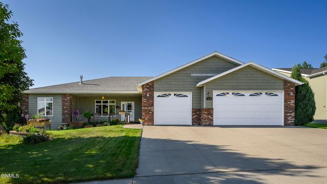 2813 Sleepy Hollow Loop, Bismarck, ND 58501 property photo