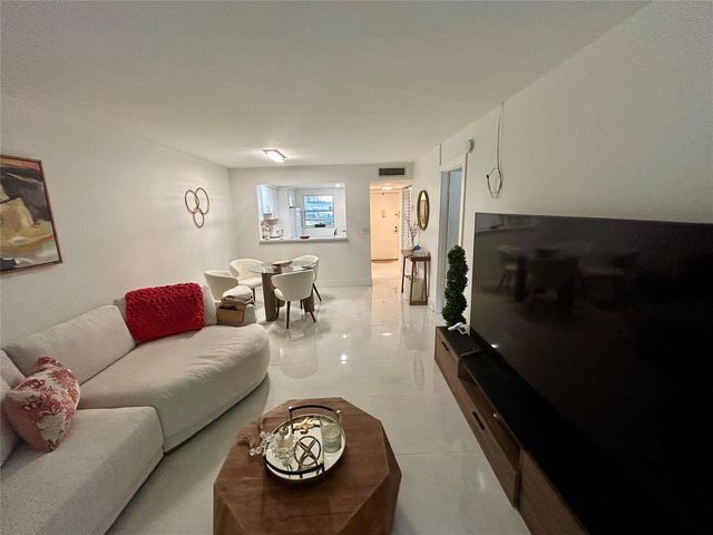 3060 Holiday Springs Boulevard 102, Margate, FL 33063