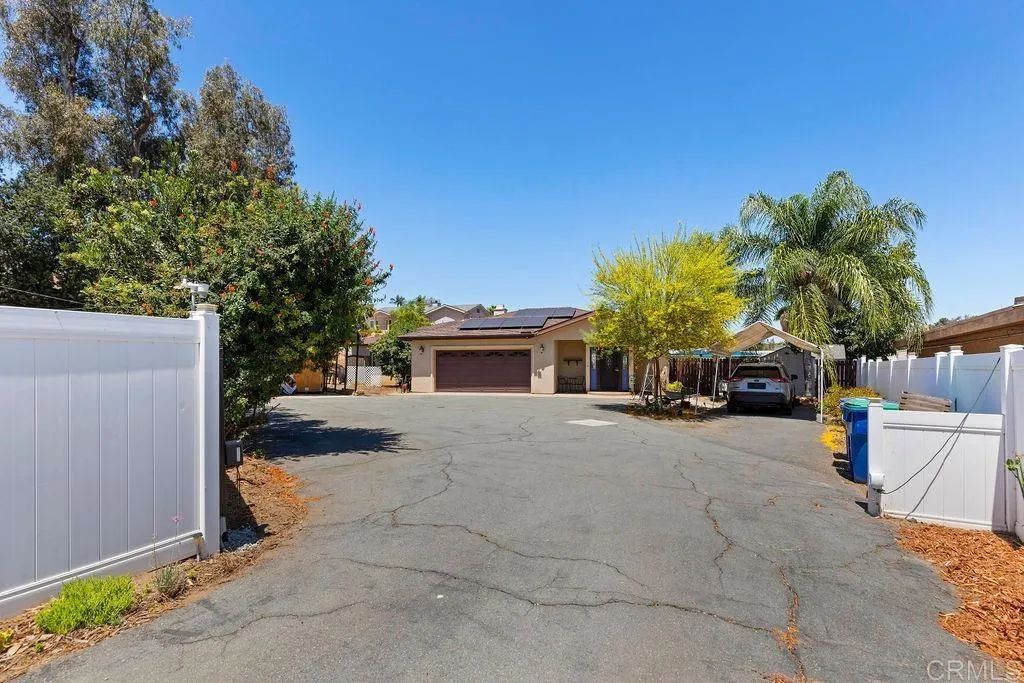 8948 Lakeview Road, Lakeside, CA 92040