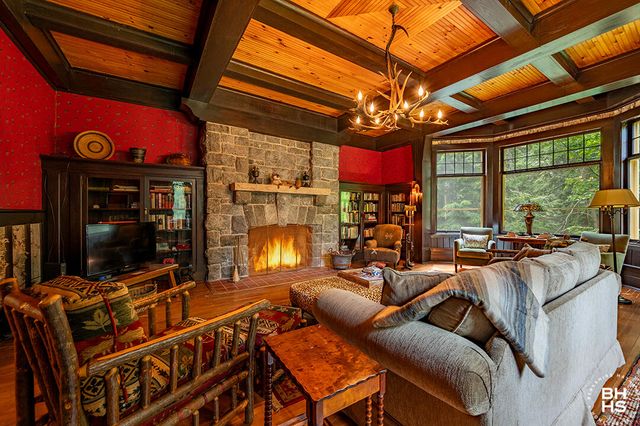 8 Pinehurst Road, Saranac Lake, NY 12983