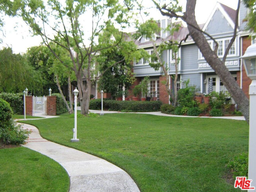 18135 Burbank Boulevard 22, Tarzana, CA 91356