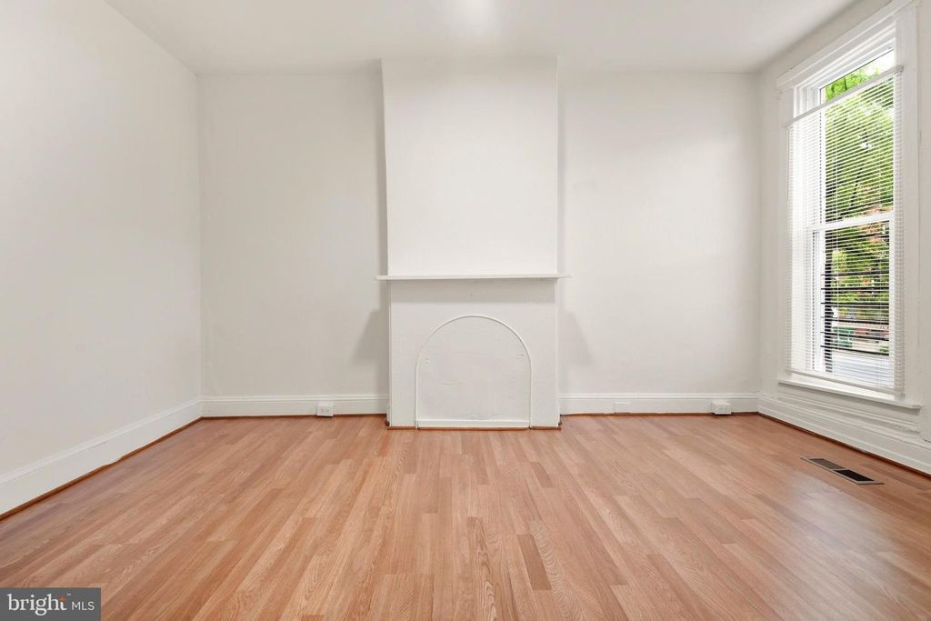 Image 3 of property listing at 2008 DIVISION ST, Baltimore, MD 21217