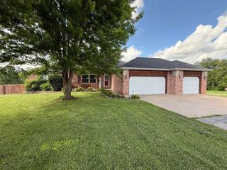 219 East Creekview Road, Clever, MO 65631