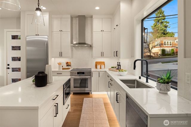 10805 NE 60th Street, Kirkland, WA 98033