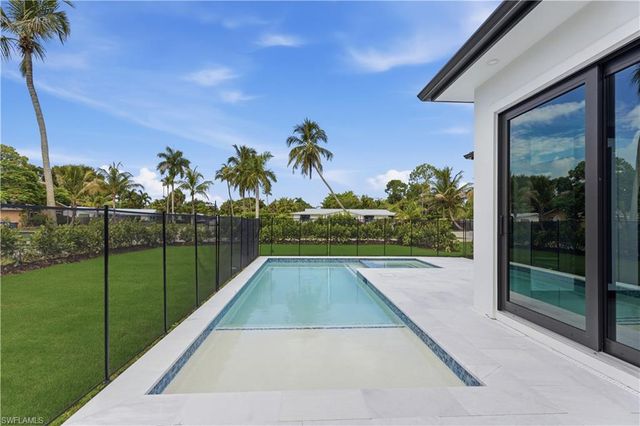 2200 11th ST N, Naples, FL 34103