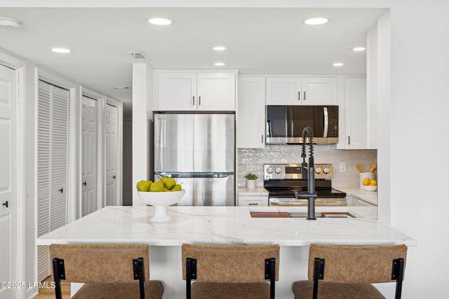 100 Helmsman Way Apt 312, Hilton Head Island, SC 29928