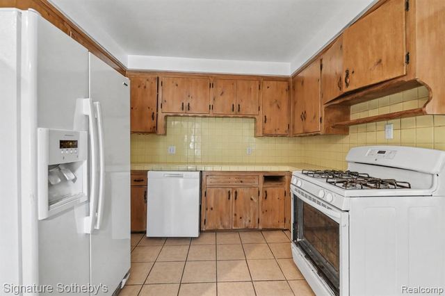 20498 Lauder Street, Detroit, MI 48235