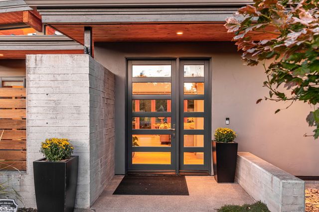 61612 Hosmer Lake Drive, Bend, OR 97702