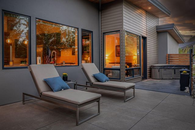 61612 Hosmer Lake Drive, Bend, OR 97702