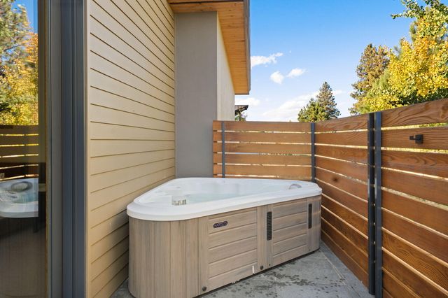 61612 Hosmer Lake Drive, Bend, OR 97702