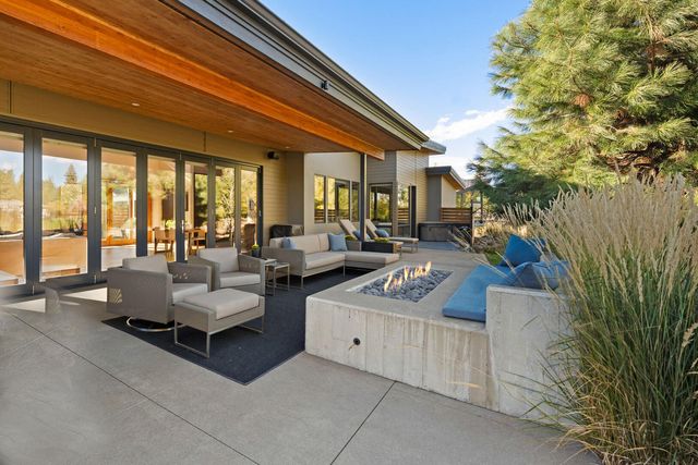 61612 Hosmer Lake Drive, Bend, OR 97702