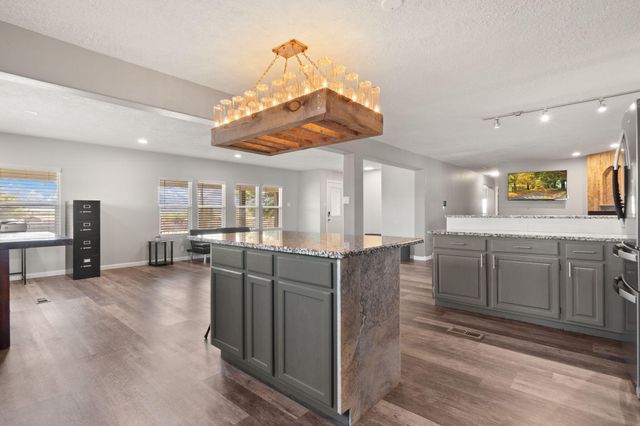 5373 Raglin Avenue SW, Albuquerque, NM 87121