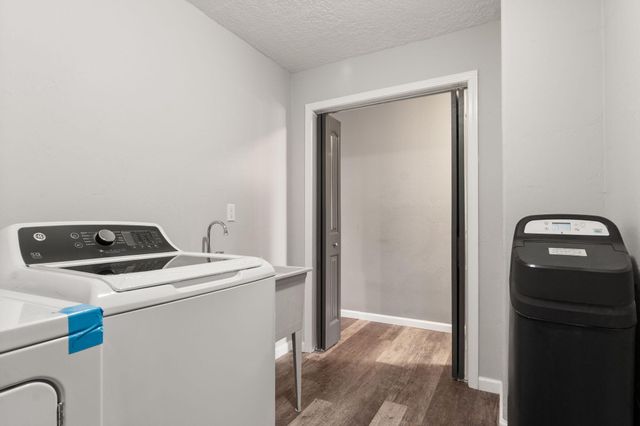 5373 Raglin Avenue SW, Albuquerque, NM 87121