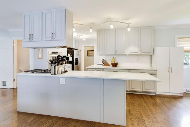 157 Walton Street, Barrington, IL 60010