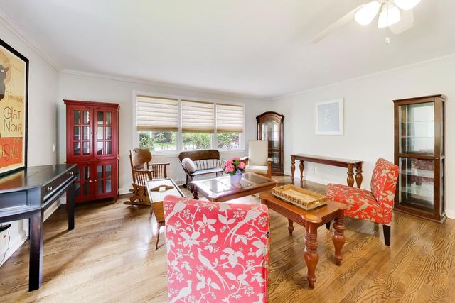 157 Walton Street, Barrington, IL 60010